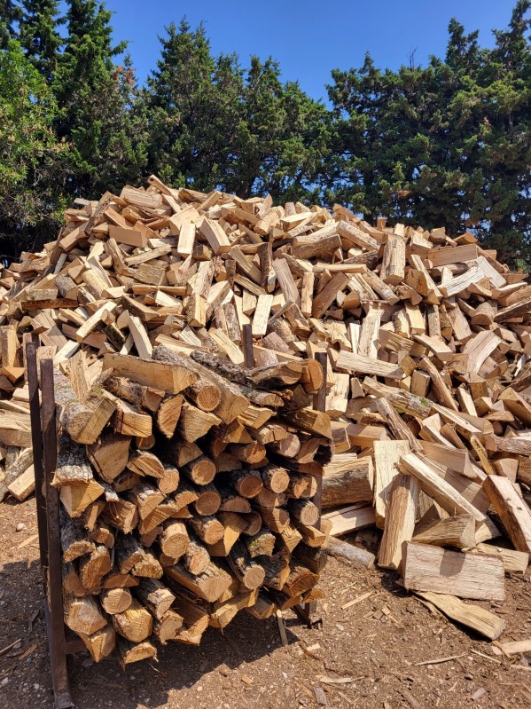 Pensez à acheter votre bois de chauffage dés maintenant  pour cet hiver afin d'avoir le bois le plus sec possible  !