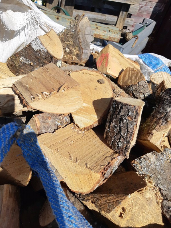 Vente de bois de chauffage en vrac pour livraison à Velaux et Coudoux dans les Bouches du Rhône